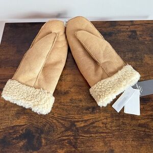 NWT Abercrombie Tan Shearling Mittens